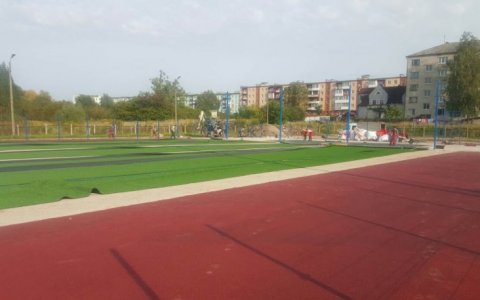 На территории школы №5 завершается строительство мини-стадиона по программе «Газпром-детям»