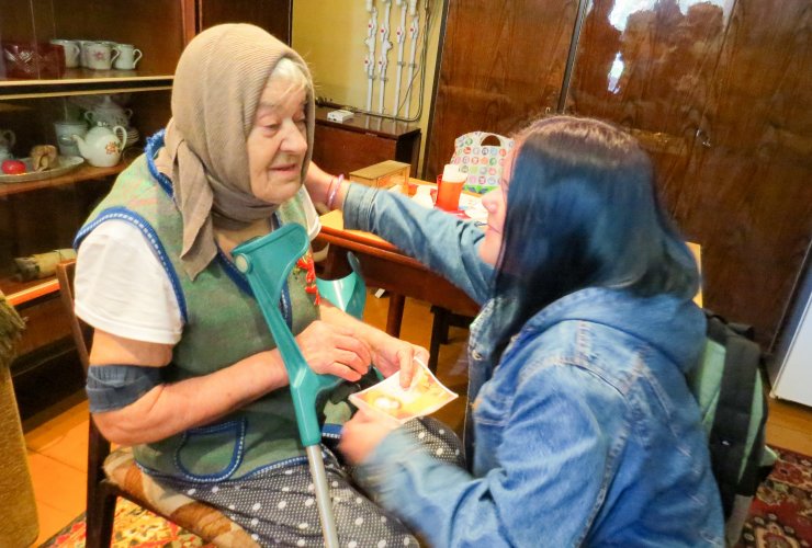 В рамках Дня пожилого человека волонтёры ДЮЦ провели акцию «Дарим людям тепло своей души»