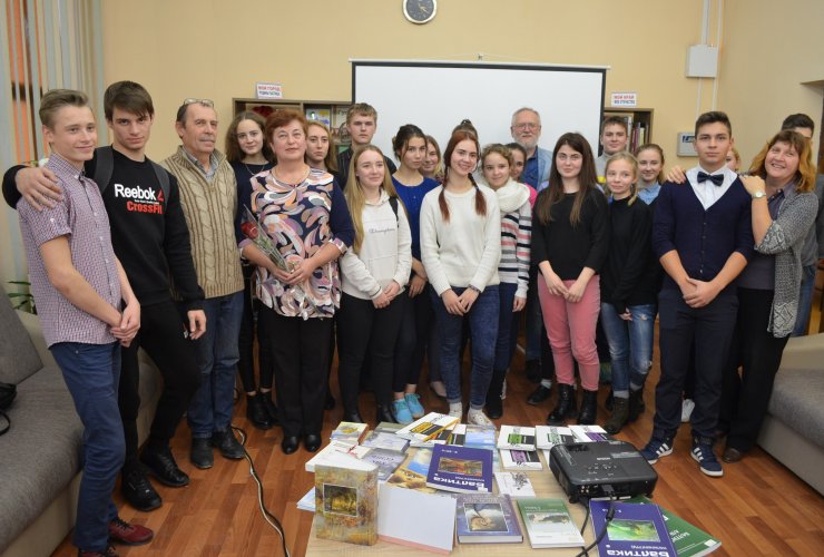 Гусевские студенты встретилась с калининградскими писателями в городской библиотеке