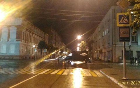 На улице Менделеева водитель «Мерседеса» столкнулся с «Фольксвагеном»