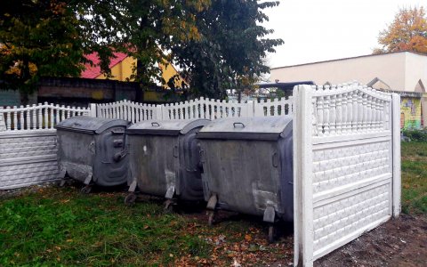 Возле спортивного зала школы №1 установили 3 мусорных контейнера