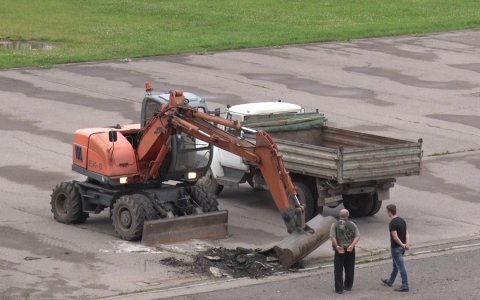 При строительстве спортплощадки на территории школы №5 большегрузная техника испортила автостоянку