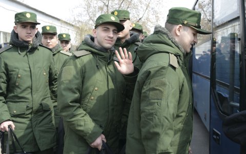 Более 50 призывников из города Гусева торжественно проводили на военную службу