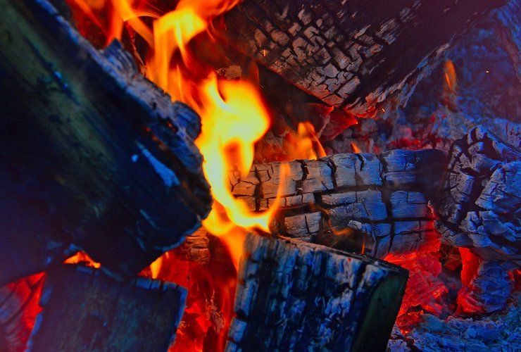 В Гусеве закоптило помещение магазина из-за сгоревших на улице дров