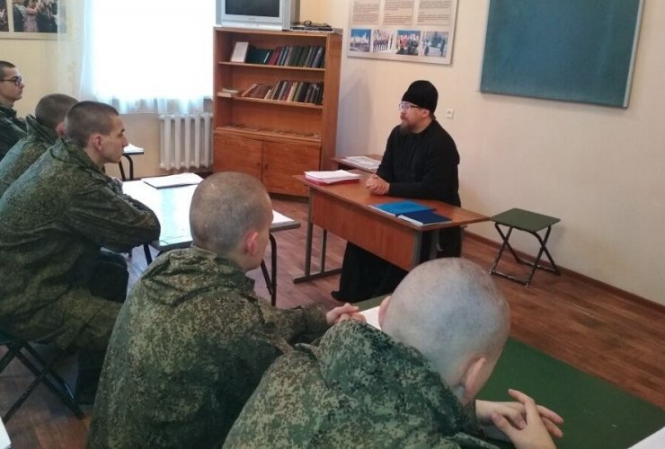 Гусевский священник проводит встречи с молодым пополнением на военную службу
