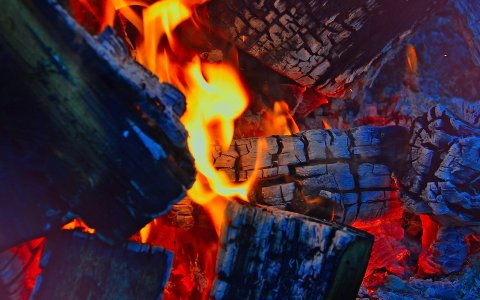 В Гусеве закоптило помещение магазина из-за сгоревших на улице дров