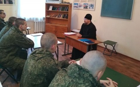 Гусевский священник проводит встречи с молодым пополнением на военную службу