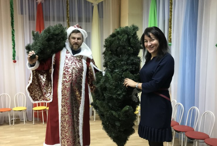 Представитель партии ЛДПР посетил детский сад в роли Деда Мороза
