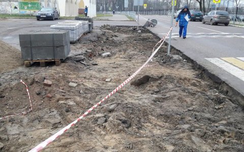 Тротуар рядом с городским стадионом ремонтируют на сэкономленные средства