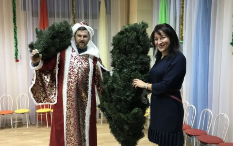 Представитель партии ЛДПР посетил детский сад в роли Деда Мороза