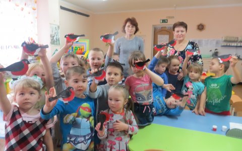 Сотрудница Лермонтовской библиотеки провела с дошколятами мастер-класс «Снегири»