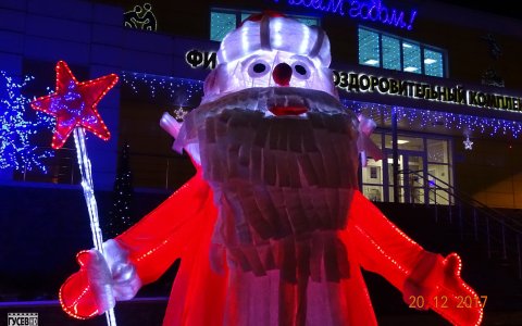 В парковой зоне ФОКа установили инсталляцию Деда Мороза