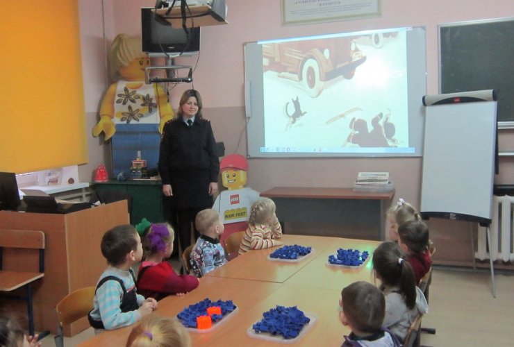 В Гусевском районе сотрудники Госавтоинспекции провели занятие с дошкольниками