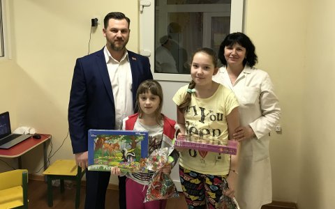 Представители ЛДПР поздравили пациентов детского отделения Гусевской больницы с Новым годом