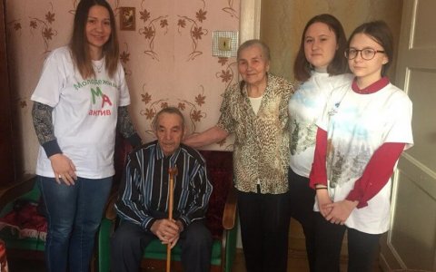 Молодежный актив города и волонтеры Победы поздравили ветерана с годовщиной штурма Гумбиннена