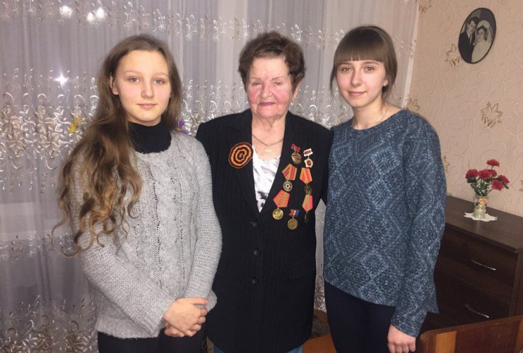 Ребята Молодежного актива побывали в гостях у Малюткиной Анны Павловны, ветерана и становленца области