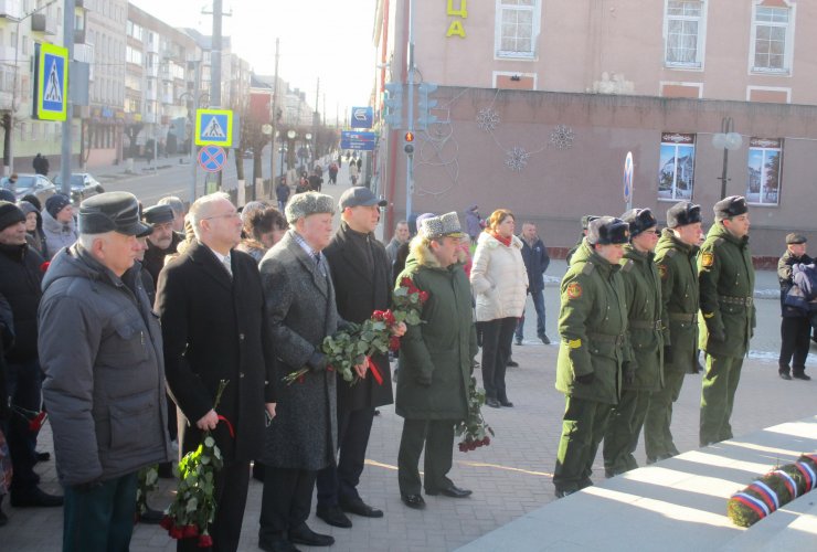 В Гусеве прошла торжественная церемония возложения цветов к памятнику Сергея Ивановича Гусева