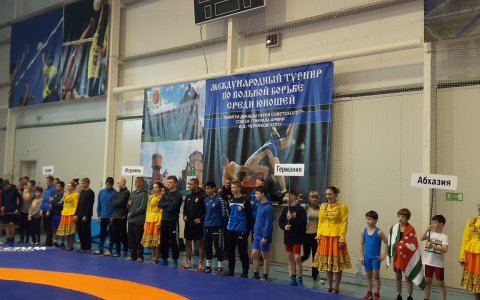 Спортсмены из девяти стран приехали в Гусев на Международный турнир по вольной борьбе