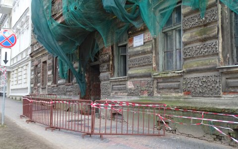 Аварийное здание на улице Московской огородили в целях безопасности
