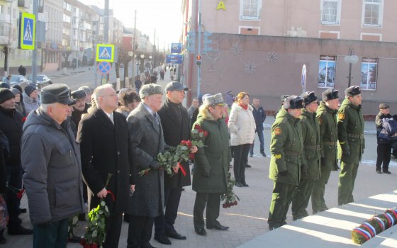 В Гусеве прошла торжественная церемония возложения цветов к памятнику Сергея Ивановича Гусева
