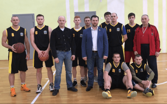 Депутат от партии ЛДПР подарил спортивную форму Гусевской баскетбольной команде