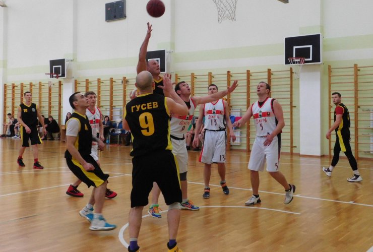 Гусевская мужская команда по баскетболу вышла в финал областной спартакиады