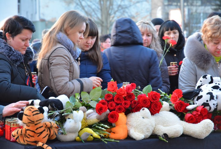 В Гусеве почтили память погибших при пожаре в Кемерово