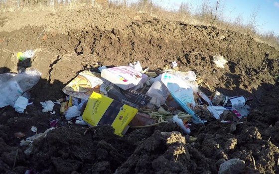 За школой № 5 местные жители организовали несанкционированную свалку мусора