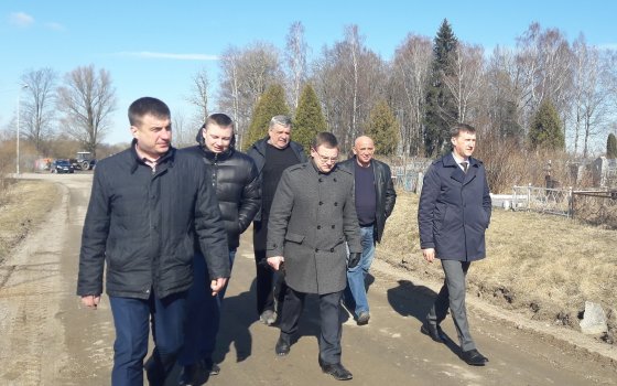 Глава городской администрации провел выездное совещание на Гусевском кладбище