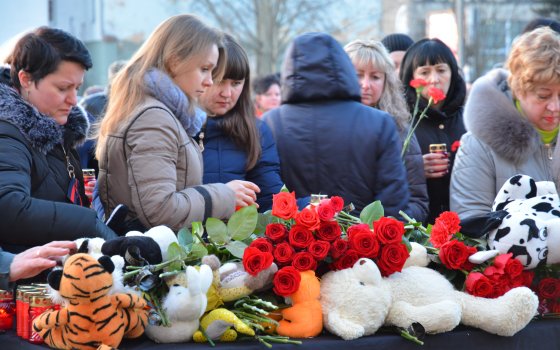В Гусеве почтили память погибших при пожаре в Кемерово