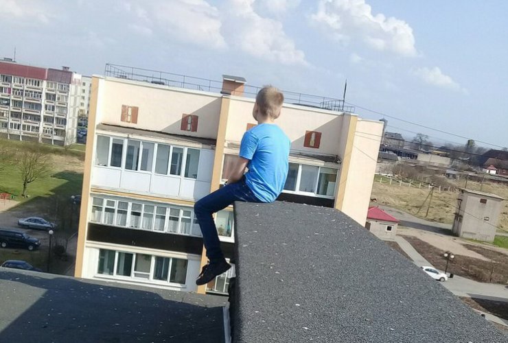На улице Московской дети гуляют по крышам