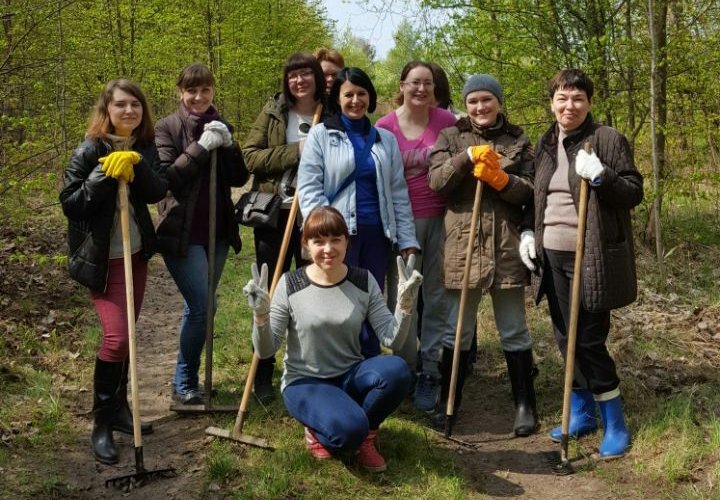 Работники городской администрации очистили ГРЭСовский лес от мусора