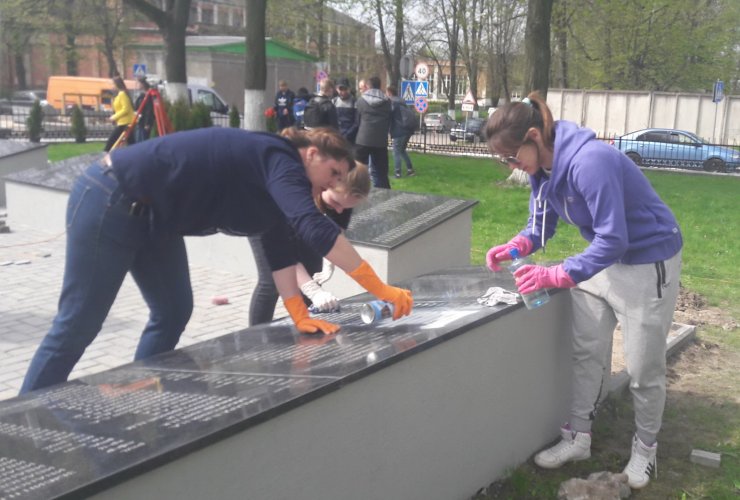 Сотрудники администрации и студенты облагородили братскую могилу на ул. Ю. Смирнова