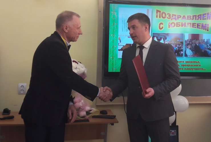 Местные власти поздравили с юбилеем директора Гусевского агропромышленного колледжа