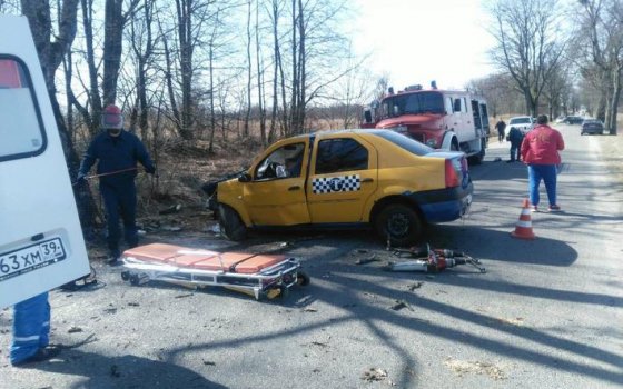На гусевской трассе такси врезалось в дерево, пострадал 29-летний водитель