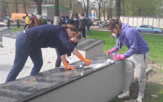 Сотрудники администрации и студенты облагородили братскую могилу на ул. Ю. Смирнова