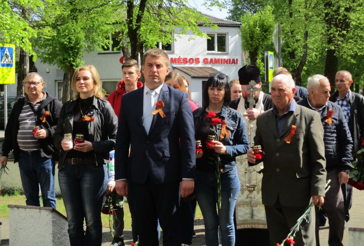 Делегация из города Гусева посетила братское захоронение советских воинов в Литве