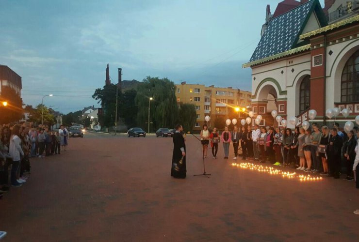 Молодежь Гусева провела траурную акцию в память о жертвах трагедии в Беслане