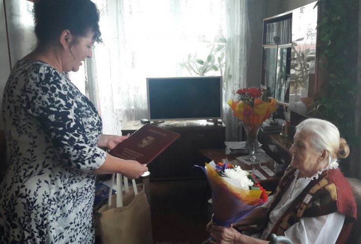 Сегодня свой 90-летний юбилей празднует ветеран труда Антонина Андреевна Титаренко