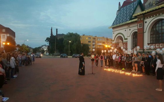 Молодежь Гусева провела траурную акцию в память о жертвах трагедии в Беслане