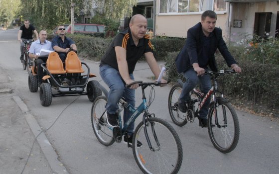 Сотрудники городской администрации провели выездное совещание на велосипедах по объектам ПКД