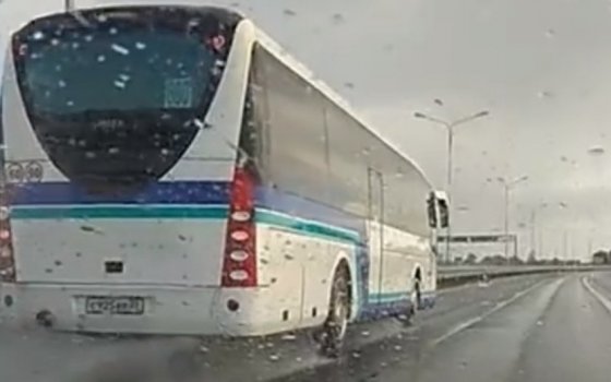 Очевидцы сняли на видео мчавшийся по мокрой трассе автобус «Калининград — Гусев»