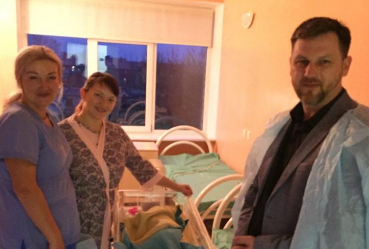 Депутаты от ЛДПР поздравили в ЦРБ Гусева молодых мамочек с «Днём Матери»