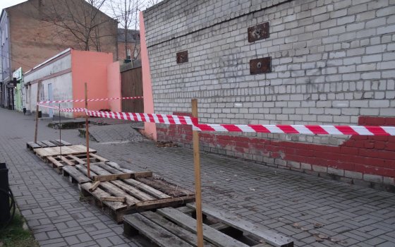 На проспекте Ленина разваливается кирпичный забор бывшего завода «Микродвигатель»