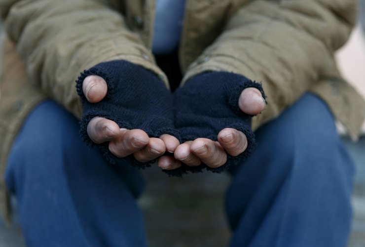 Не проходите мимо: как помочь замерзшему бездомному
