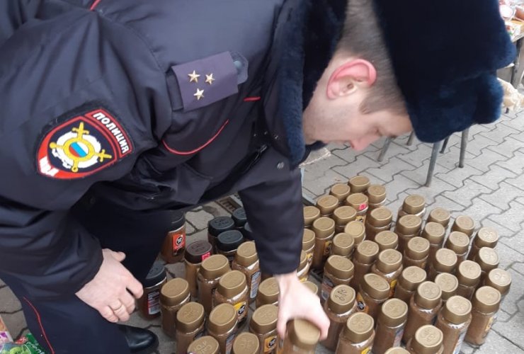 Полицейские изымают на городском рынке у местных торговцев польскую продукцию