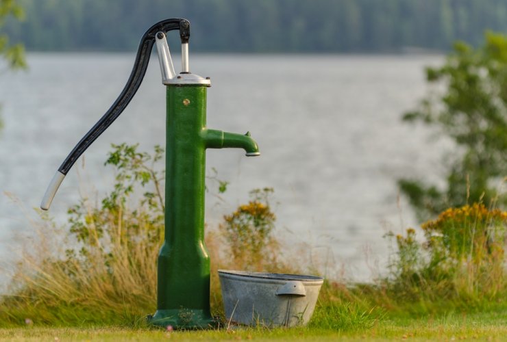 В посёлке Лощинка обустроили водопроводную скважину с ручной колонкой