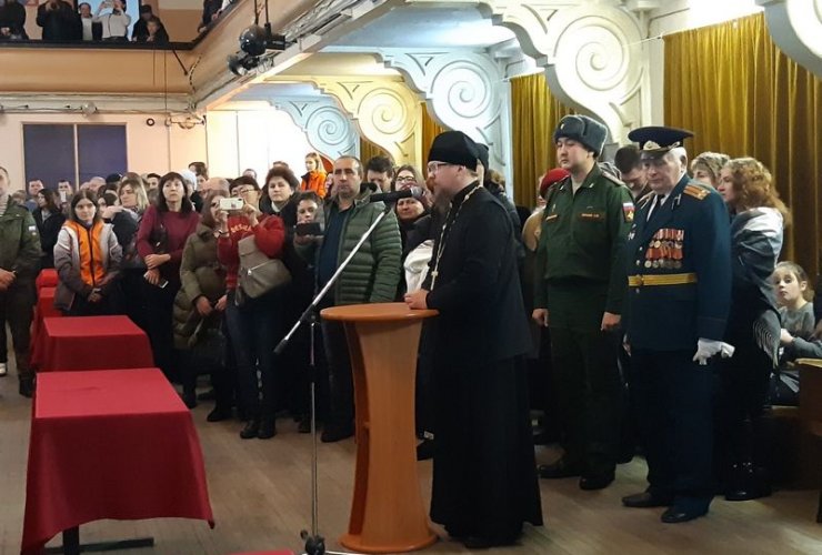 Гусевский священник благословил новобранцев на военную службу