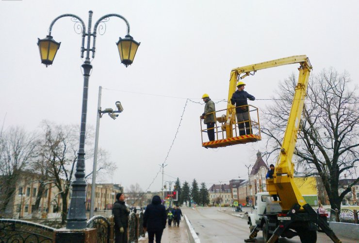 Специалисты МБУ «Чистота» украшают город новогодними гирляндами