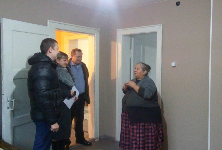 Городская администрация вручила ключи от квартиры семье из аварийного дома в посёлке Маяковское